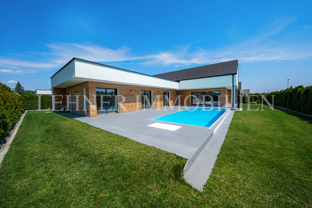Lehner Immobilien exklusiver Bungalow mit 1.779 Grundfläche und Infinitypool in Dobl