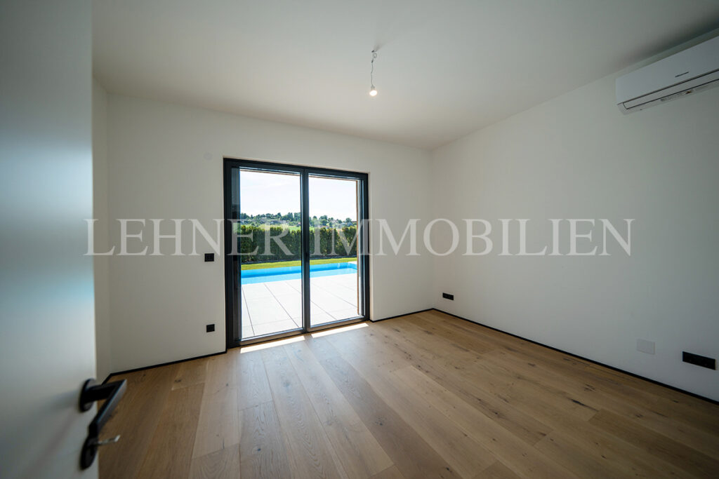 Lehner Immobilien exklusiver Bungalow mit 1.779 Grundfläche und Infinitypool in Dobl