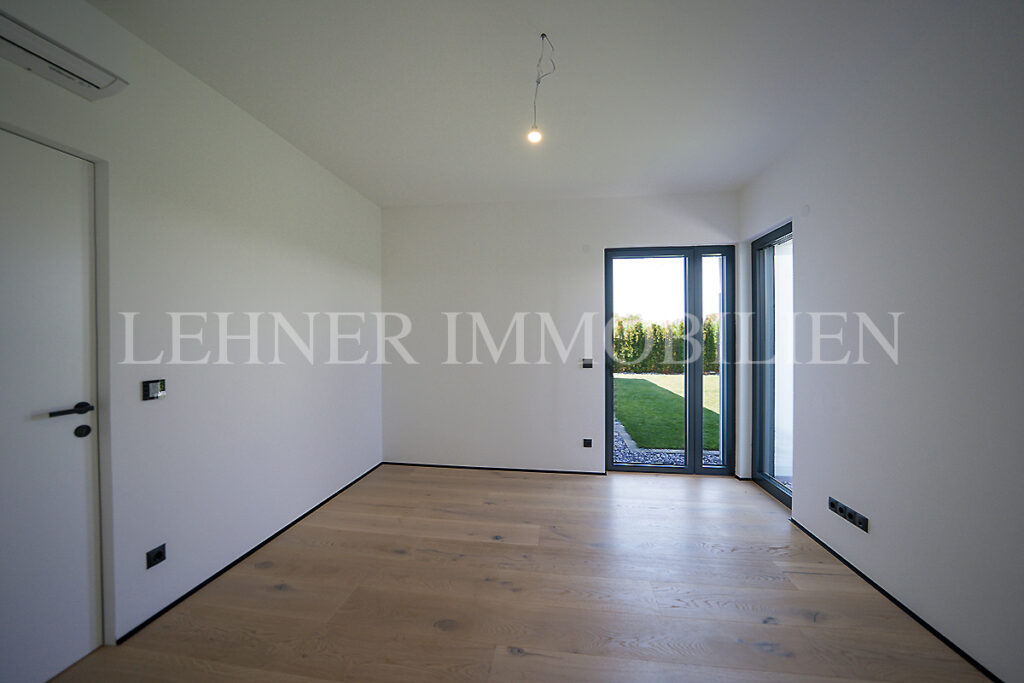 Lehner Immobilien exklusiver Bungalow mit 1.779 Grundfläche und Infinitypool in Dobl