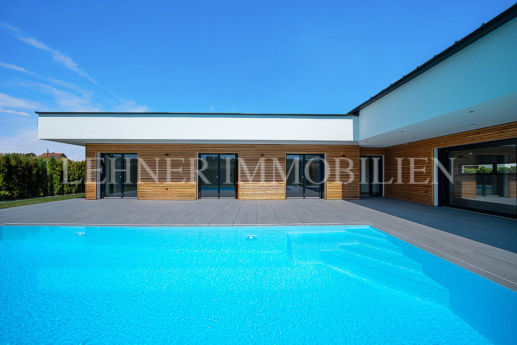 Lehner Immobilien exklusiver Bungalow mit 1.779 Grundfläche und Infinitypool in Dobl