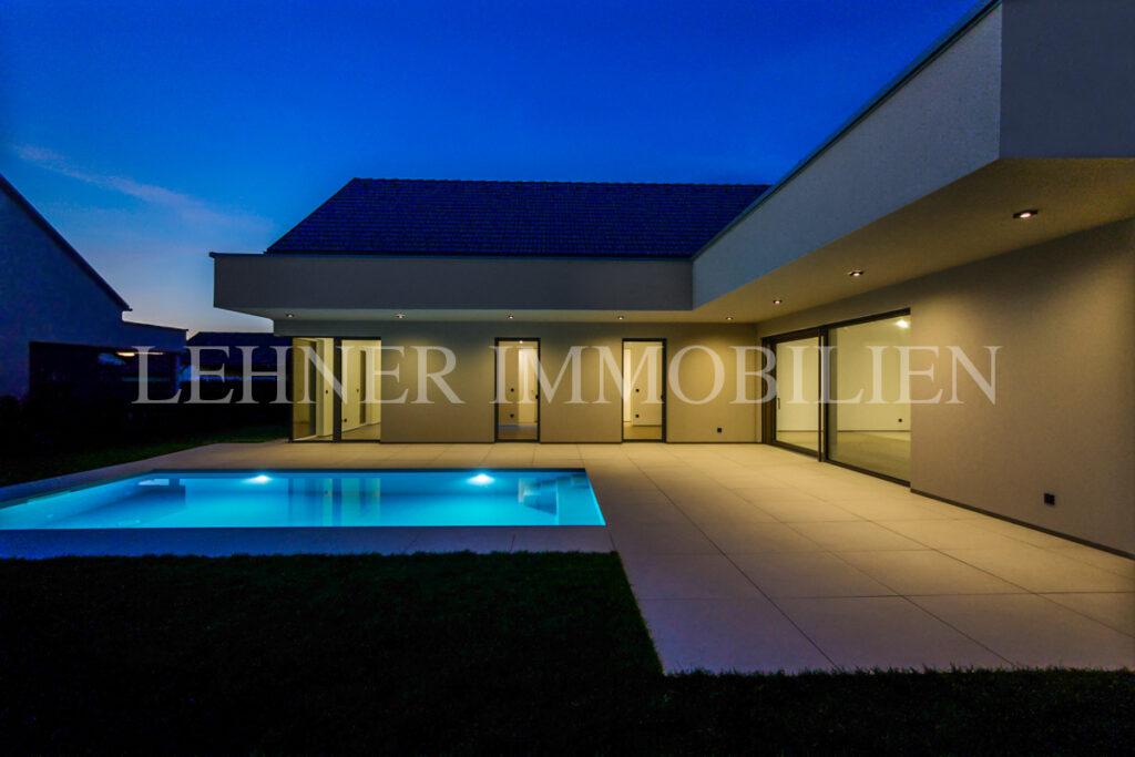 Lehner Immobilien Hochwertiger und exklusiver Bungalow mit Swimmingpool in Wundschuh