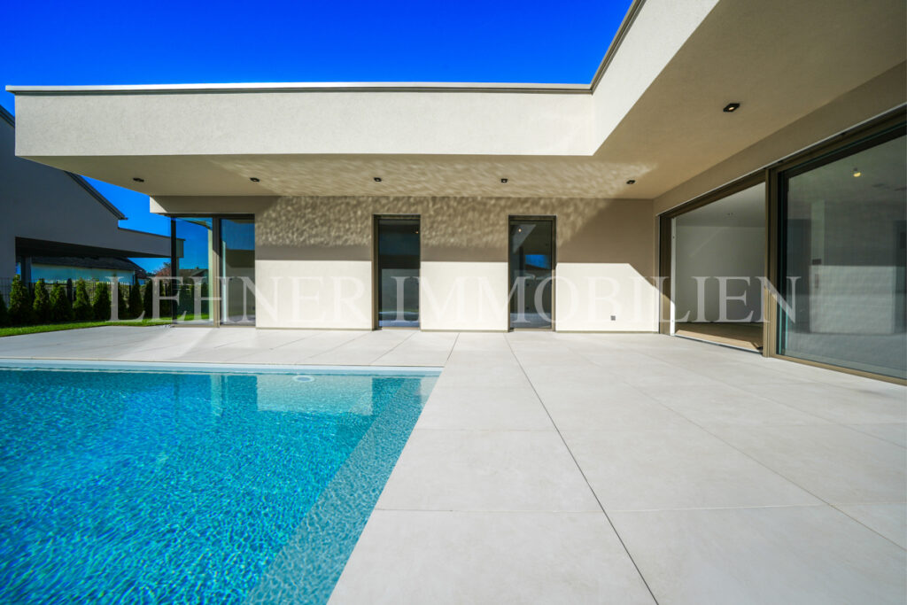 Lehner Immobilien Hochwertiger und exklusiver Bungalow mit Swimmingpool in Wundschuh
