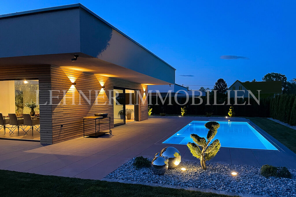 Lehner Immobilien Luxus Bungalow mit Swimmingpool und Lichthof in Dobl
