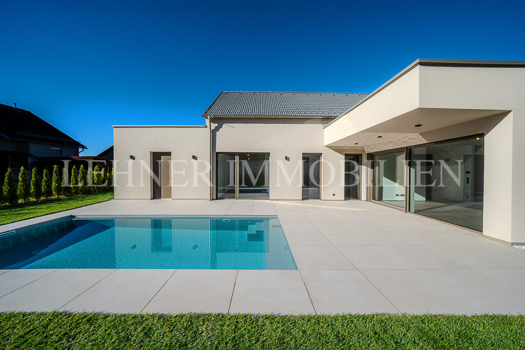 Lehner Immobilien Hochwertiger und exklusiver Bungalow mit Swimmingpool in Wundschuh