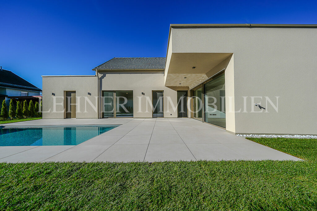 Lehner Immobilien Hochwertiger und exklusiver Bungalow mit Swimmingpool in Wundschuh