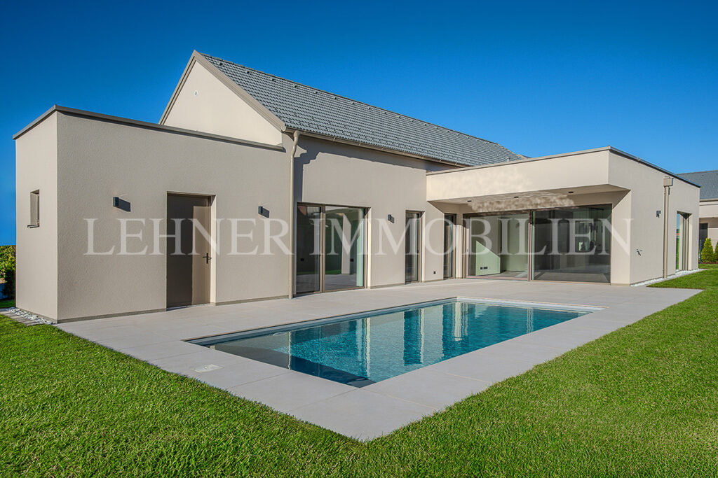 Lehner Immobilien Hochwertiger und exklusiver Bungalow mit Swimmingpool in Wundschuh