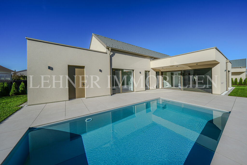 Lehner Immobilien Hochwertiger und exklusiver Bungalow mit Swimmingpool in Wundschuh