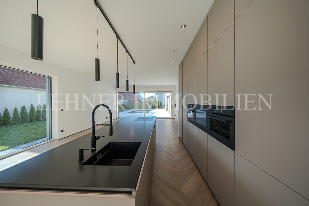 Lehner Immobilien Hochwertiger und exklusiver Bungalow mit Swimmingpool in Wundschuh