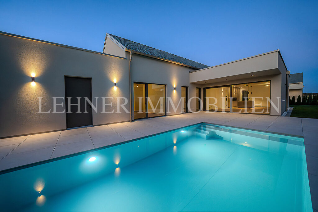 Lehner Immobilien Hochwertiger und exklusiver Bungalow mit Swimmingpool in Wundschuh