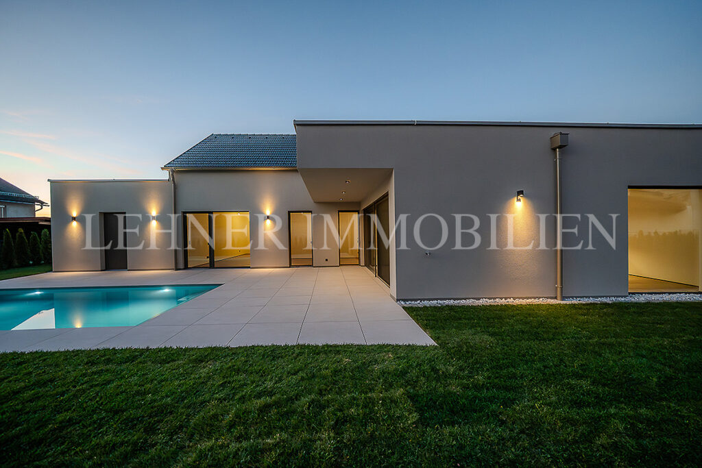 Lehner Immobilien Hochwertiger und exklusiver Bungalow mit Swimmingpool in Wundschuh