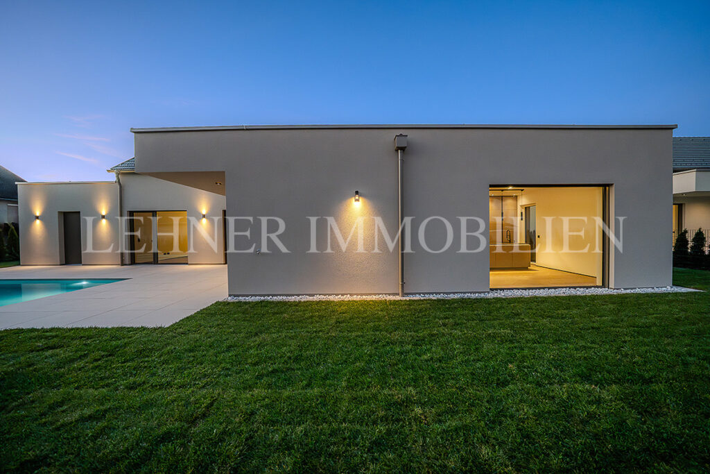 Lehner Immobilien Hochwertiger und exklusiver Bungalow mit Swimmingpool in Wundschuh